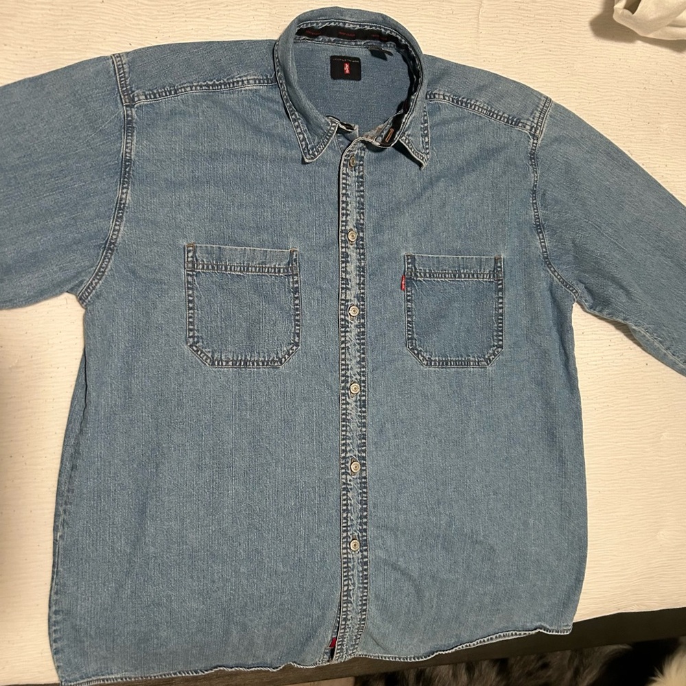 Red tab Levi’s long sleeve